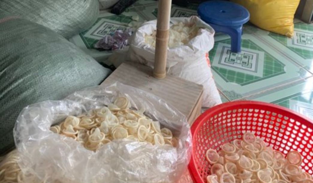Limpiaban preservativos usados, los empacaban de nuevo y los vendían
