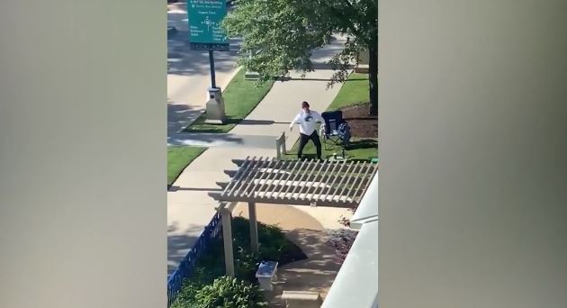 Video: La historia del papá que baila cada jueves afuera del hospital para animar a su hijo durante la quimioterapia