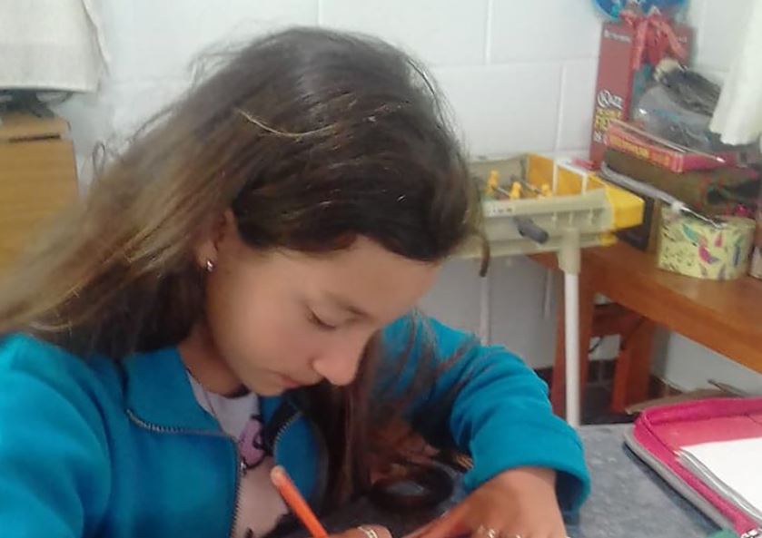 La historia de superación de una niña que caminaba 3 kilómetros para tener internet y hacer su tarea