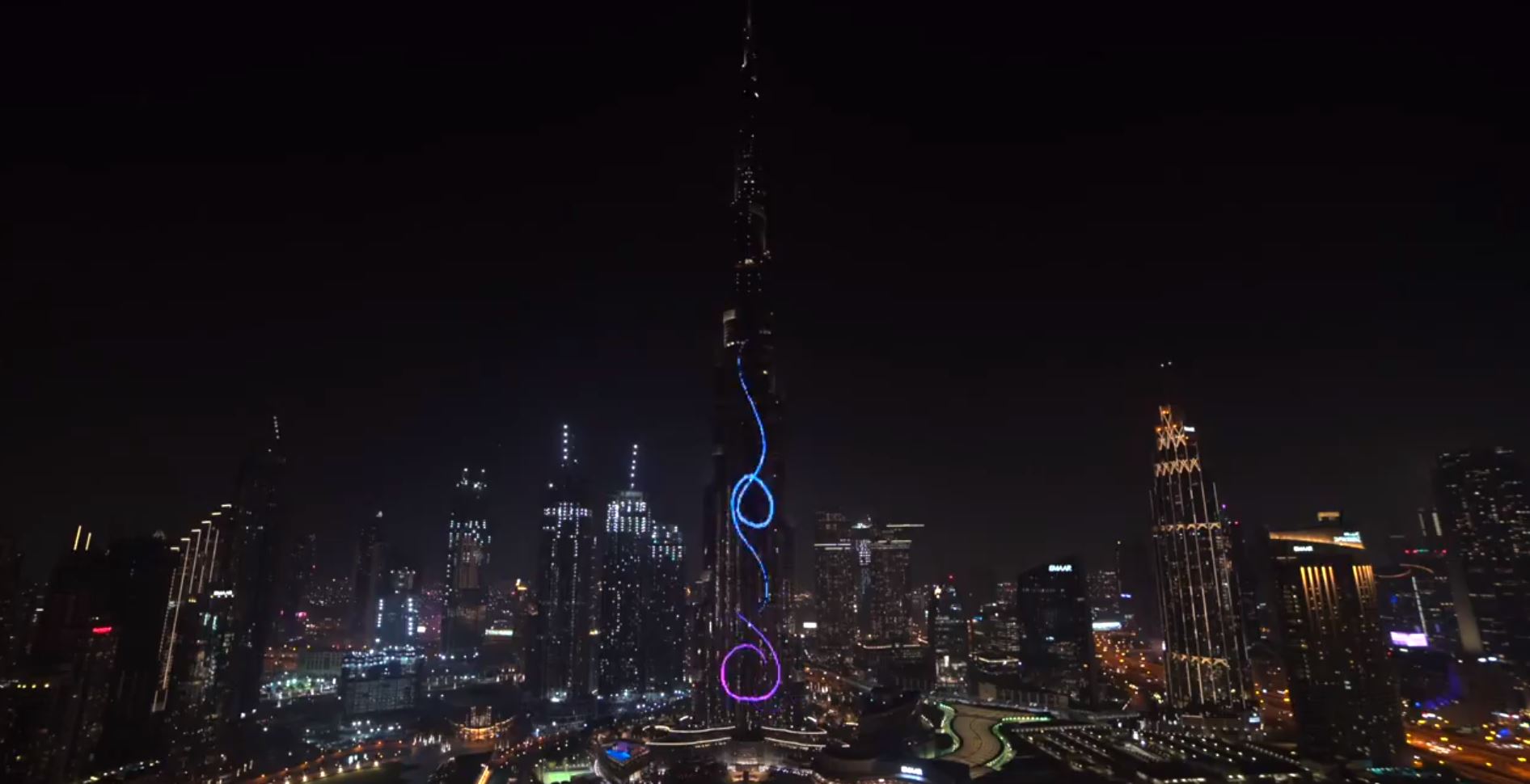 VIDEO: gastan 95 mil dólares para revelar el sexo de su próximo bebé con luces en un rascacielos