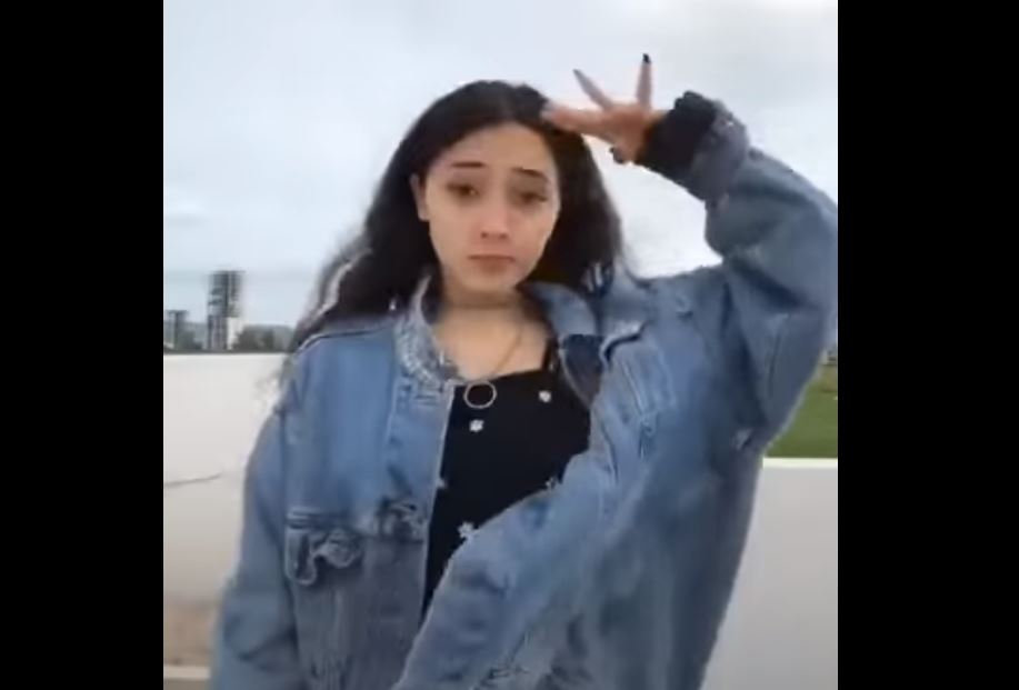 La joven tiktoker que “perrea” al ritmo del Himno Nacional de México y causa polémica