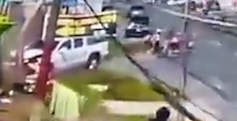 Video: el momento en que un picop pierde el control y arrolla a un motorista