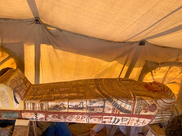 ¿Otra sorpresa de 2020? Descubren 14 sarcófagos de hace 2 mil 500 años en Egipto