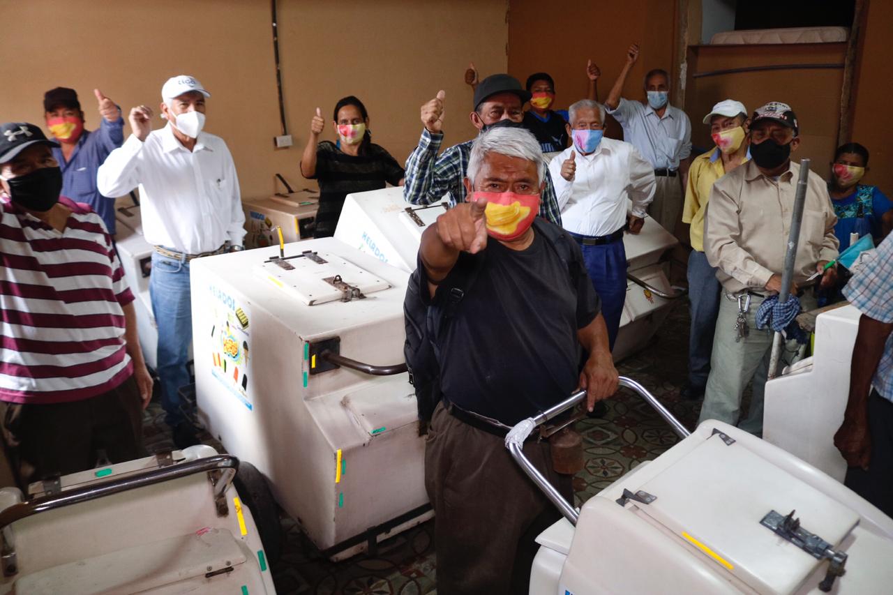 Abuelitos heladeros piden ayuda para seguir resguardándose del covid-19