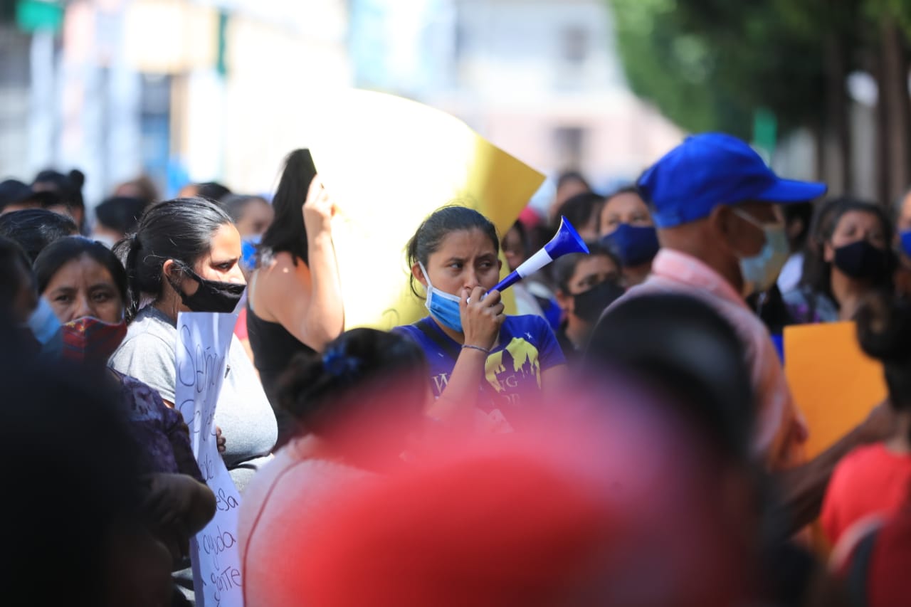 Protestan en ambos lados del Congreso, cuyo pleno interpelaba a ministro