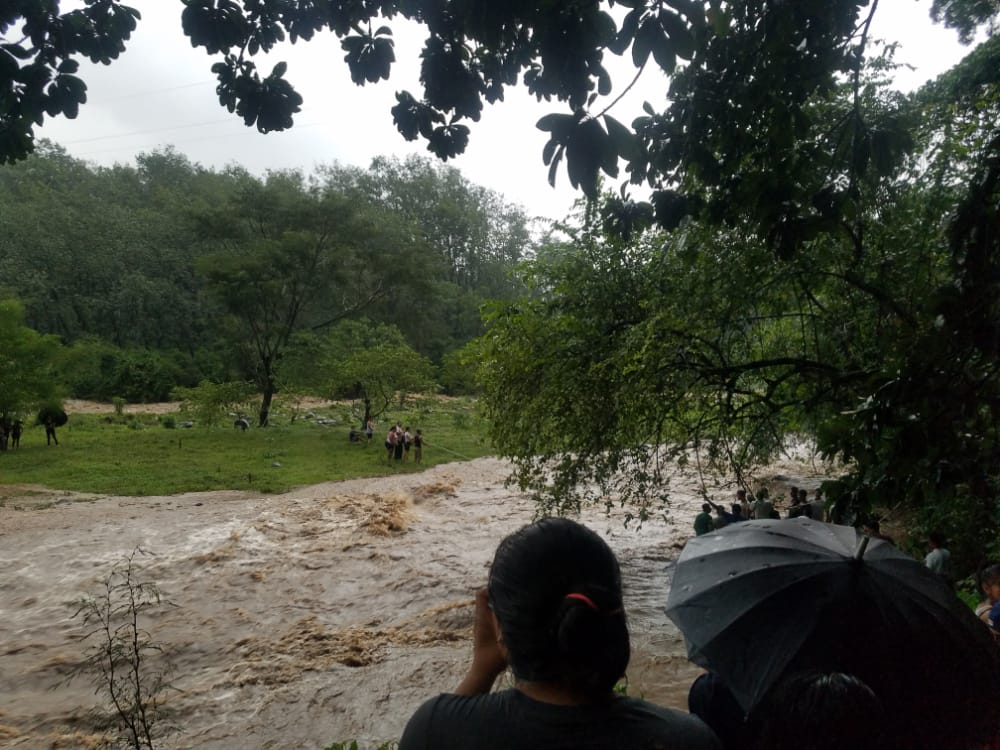 Dramático rescate: 12 personas quedan atrapadas en medio un río en San Miguel Panan
