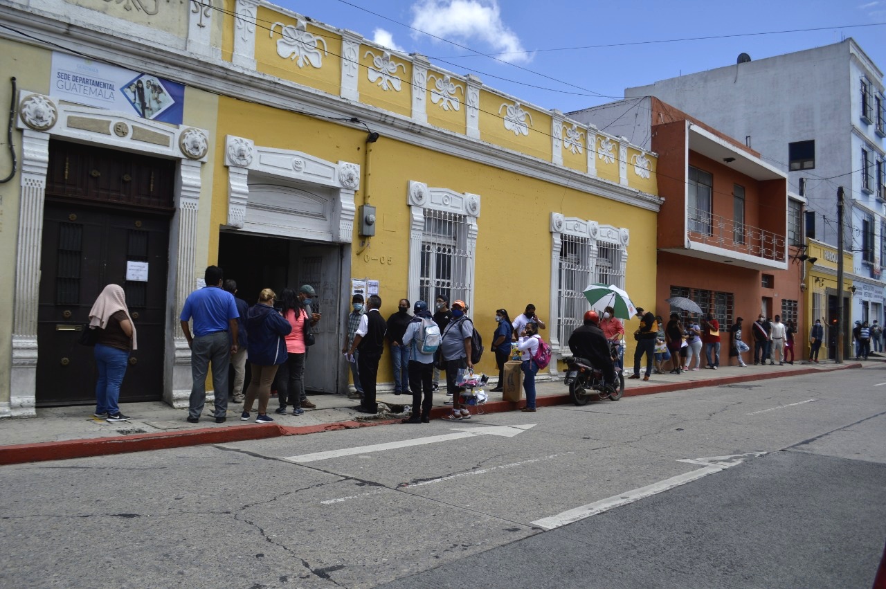 Usuarios hacen largas filas por trámites en oficinas del Renap en la capital
