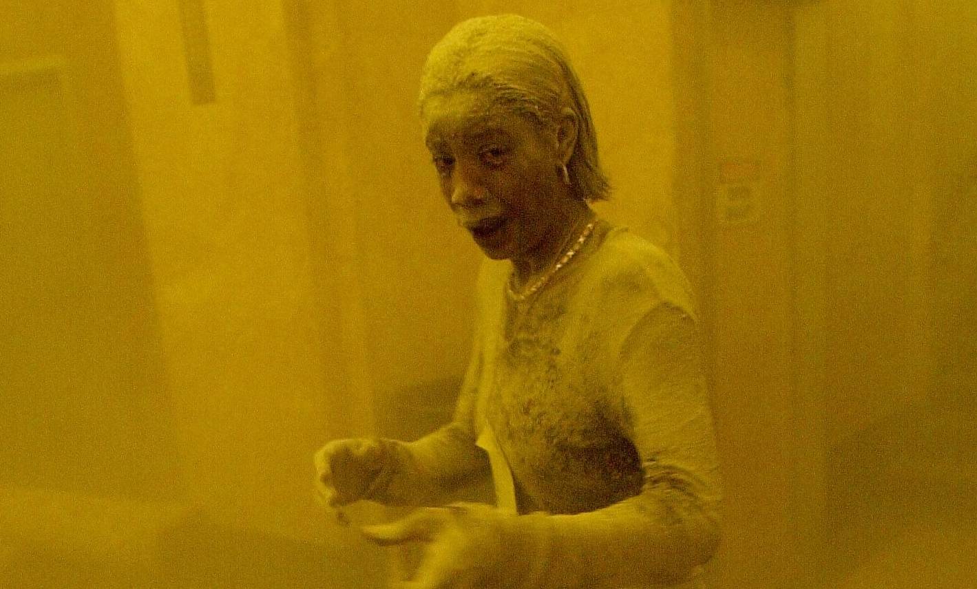 Atentados del 11 de septiembre: la icónica foto de Marcy Borders, la “dust lady” cubierta de polvo tras los ataques a las Torres Gemelas