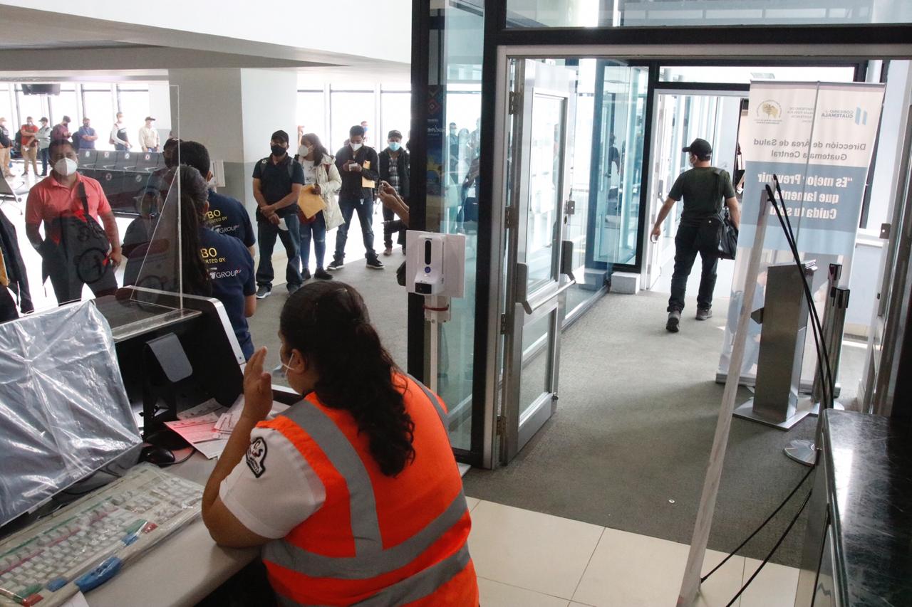Coronavirus: Preguntas y respuestas para los pasajeros ante la reapertura de fronteras en Guatemala