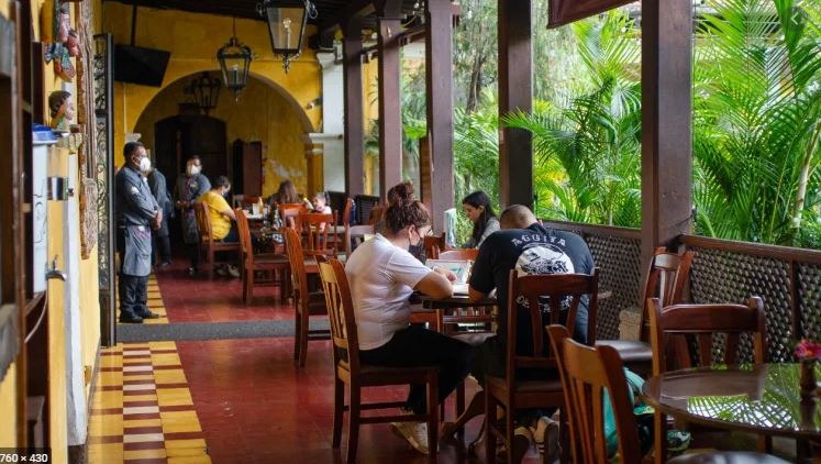 Corte de Constitucionalidad declara inconstitucional cobro a restaurantes de Antigua Guatemala según el horario de cierre