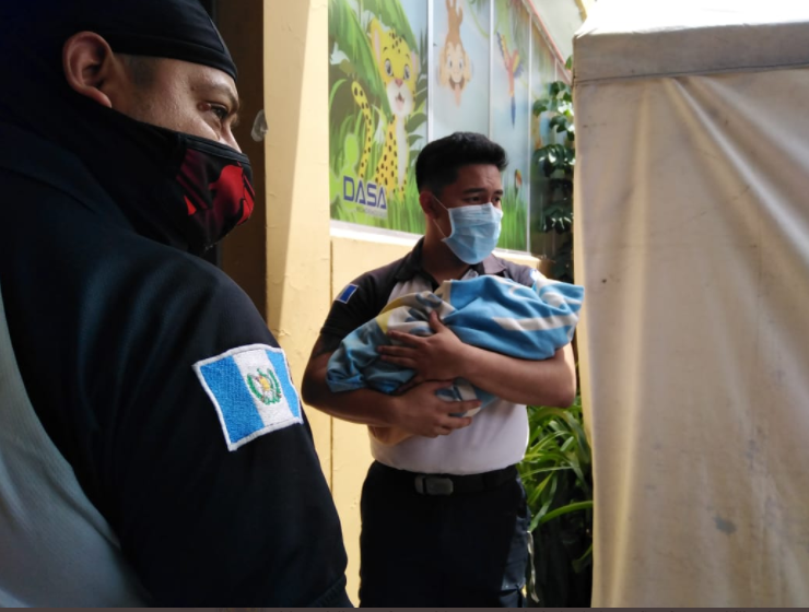 Envuelto en sábanas y nailon, bebé fue abandonado bajo la lluvia