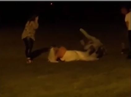 Novia vestida de blanco pelea a puño limpio contra su esposo en la fiesta de boda en Gales