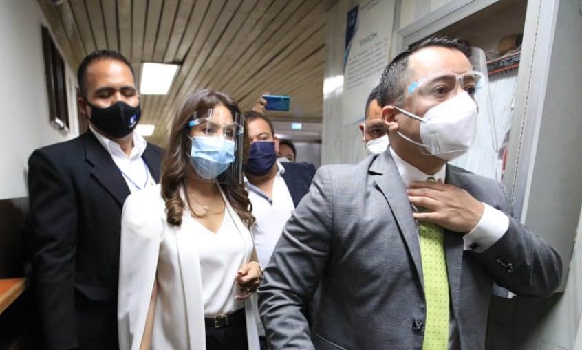 Patricia Marroquín, esposa de Jimmy Morales, se presenta ante juzgado y sale con falta de mérito