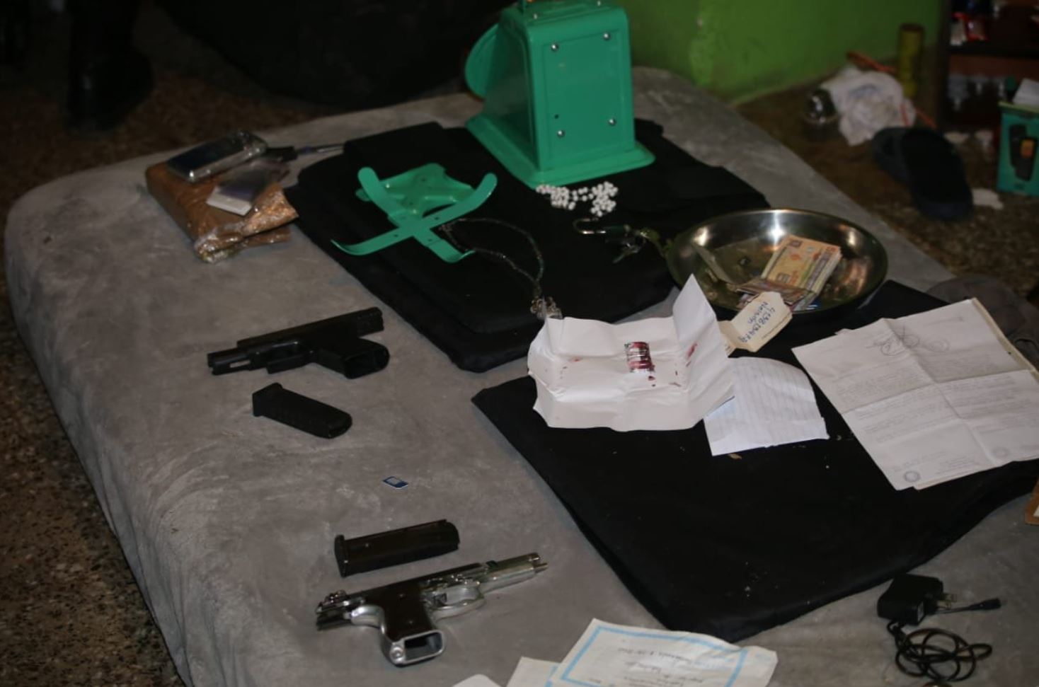 Explosivos, armas y chalecos antibalas: Esto tenían supuestos extorsionistas en casas ubicadas en zonas 5 y 18 de la capital