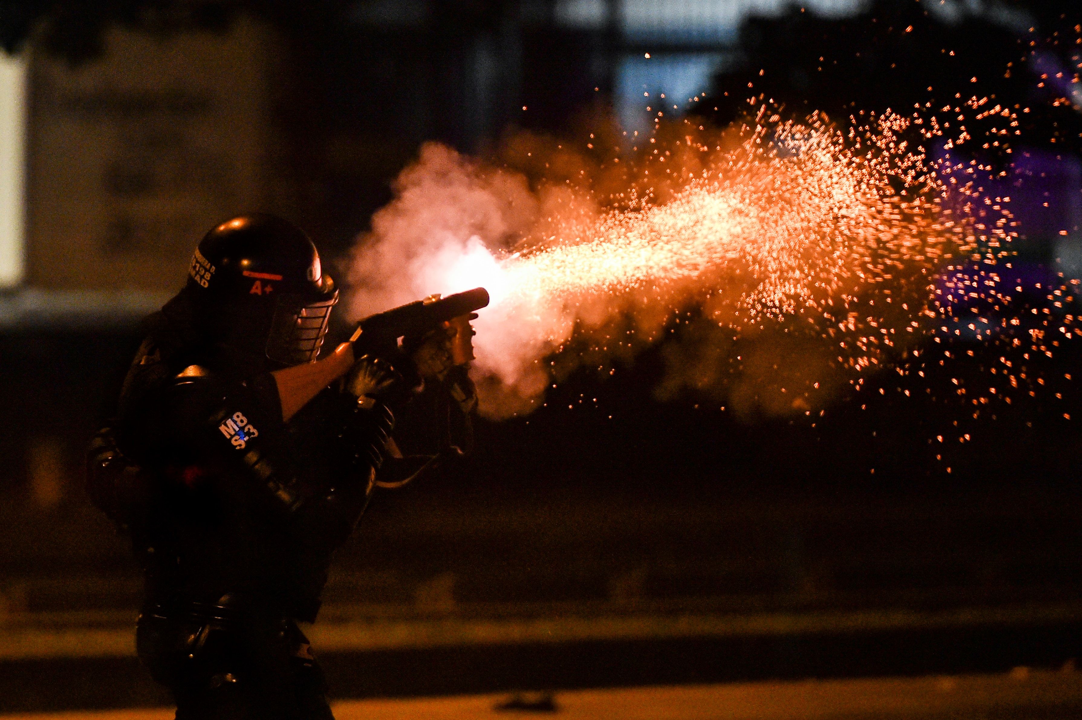 Videos y fotos muestran lo peor de policías y encapuchados durante protestas en Colombia