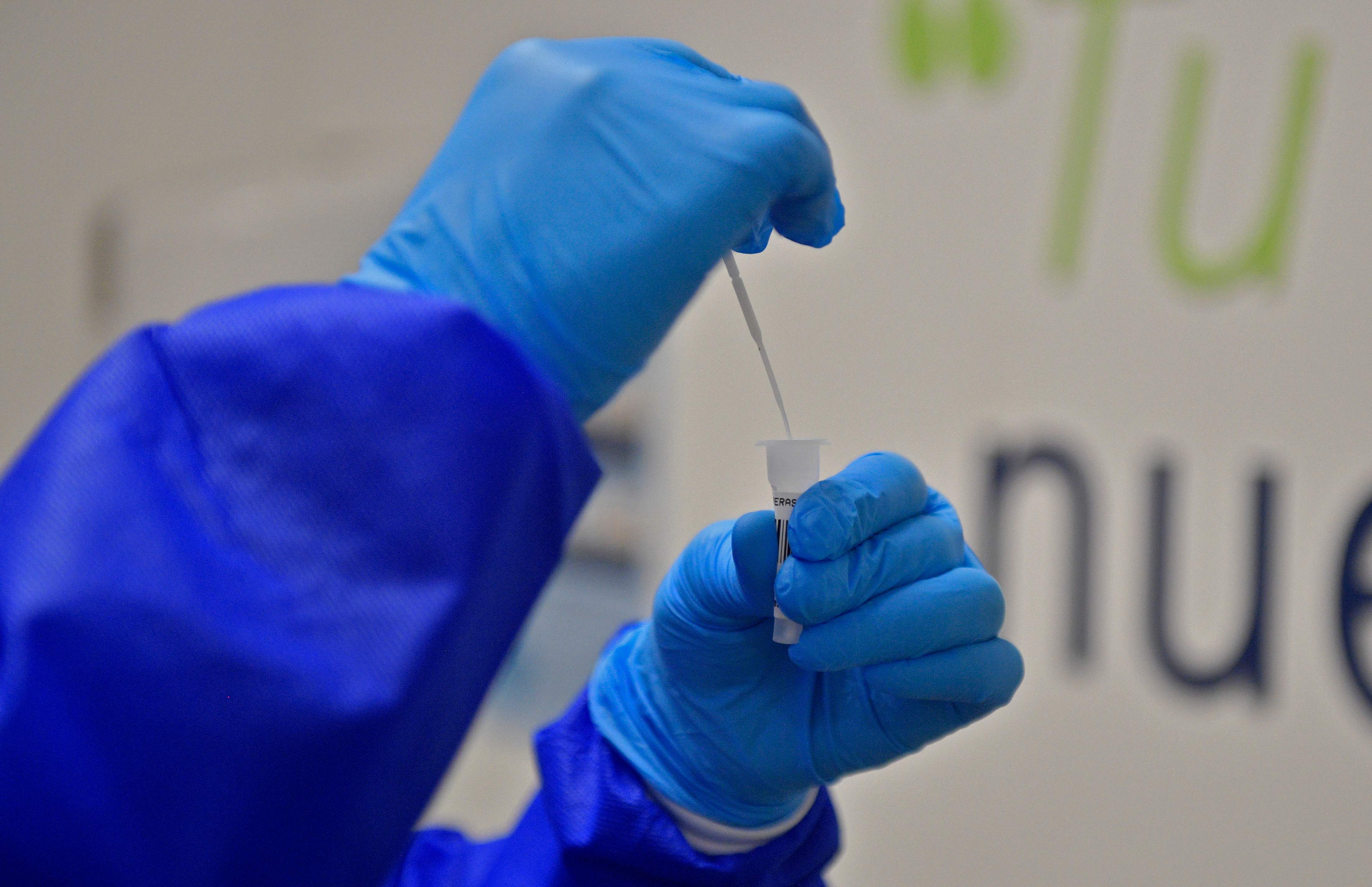 Un extenso estudio genético muestra que el coronavirus está mutando y podría esquivar la inmunidad