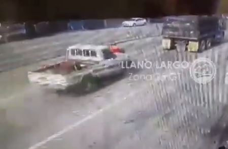 Cámara capta el momento en que un vehículo embiste a un motorista en ruta al Atlántico