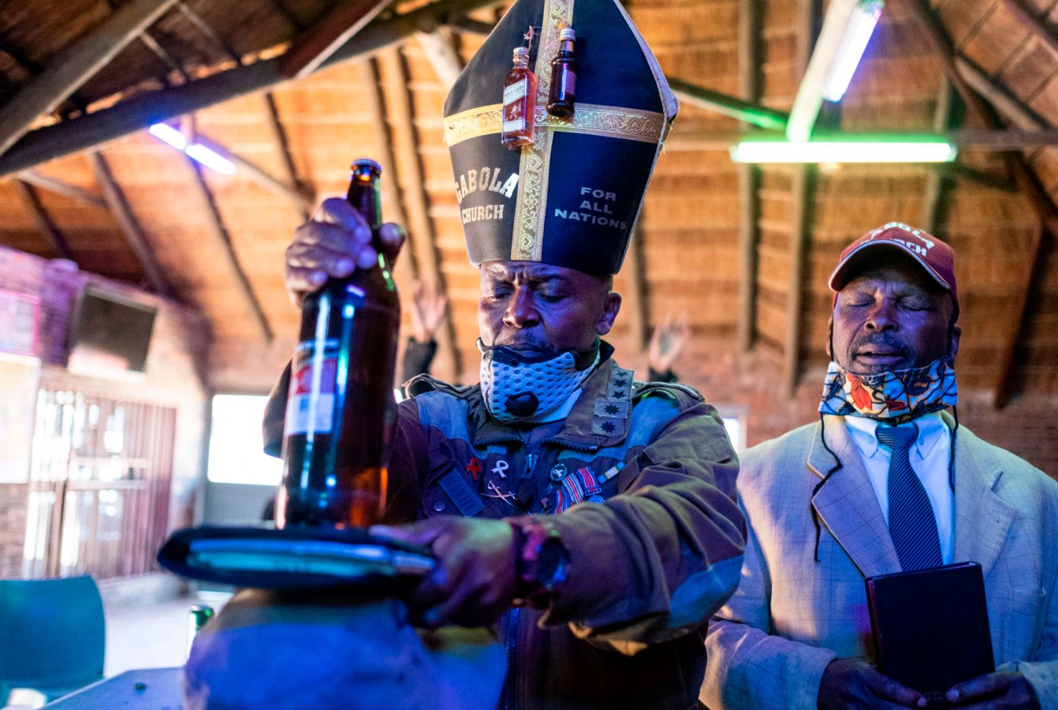 Video: Con cerveza o ginebra, así son los servicios religiosos en la Iglesia Gabola de Sudáfrica