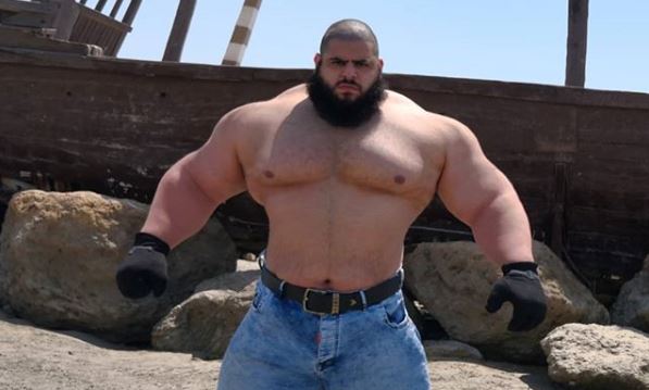 ¡Tremenda fuerza! El Hulk iraní dobla un sartén con las manos y su video se vuelve viral
