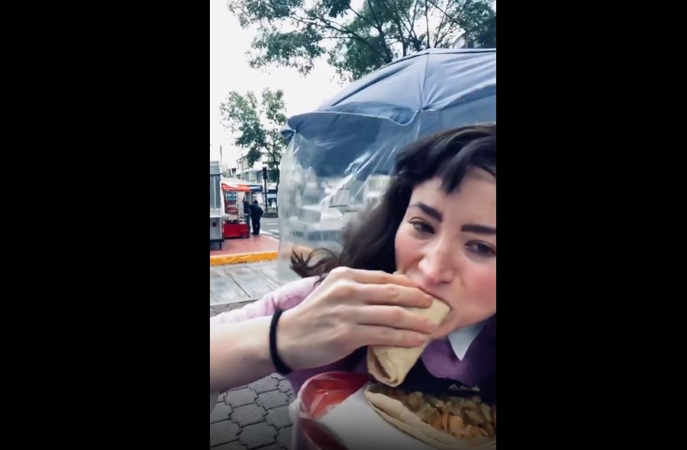 Lady 3 Pesos, la mujer que insultó a trabajadores de un supermercado, se hace viral comiendo chicharrón en salsa verde