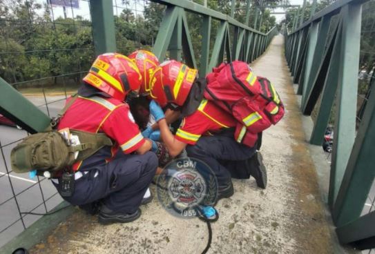 Bomberos impiden que una mujer se lance de una pasarela en el bulevar Liberación