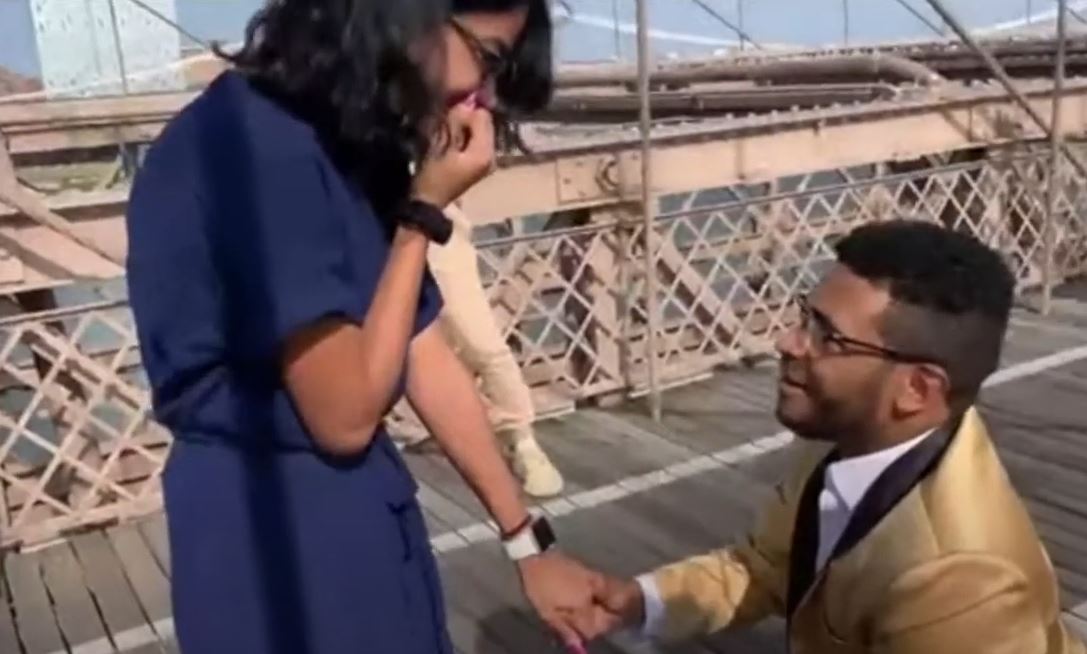 Video viral: Ciclista interrumpe la propuesta de matrimonio perfecta