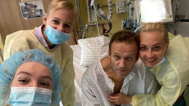 Alexei Navalny: la foto del líder opositor ruso tras despertar del coma por su envenenamiento