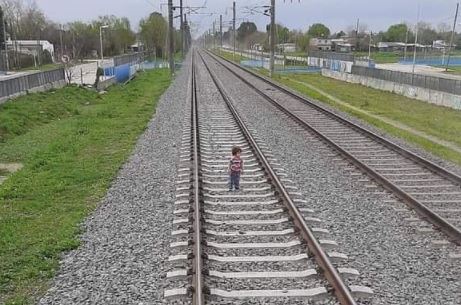 Video: Niño pasea en las vías y casi lo arrolla un tren en Argentina