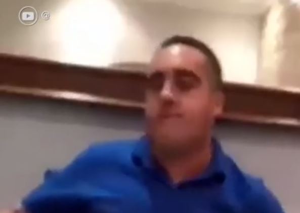 Pastor evangélico agrede a su esposa sin saber que estaba en una transmisión en vivo y luego da mensaje de paz
