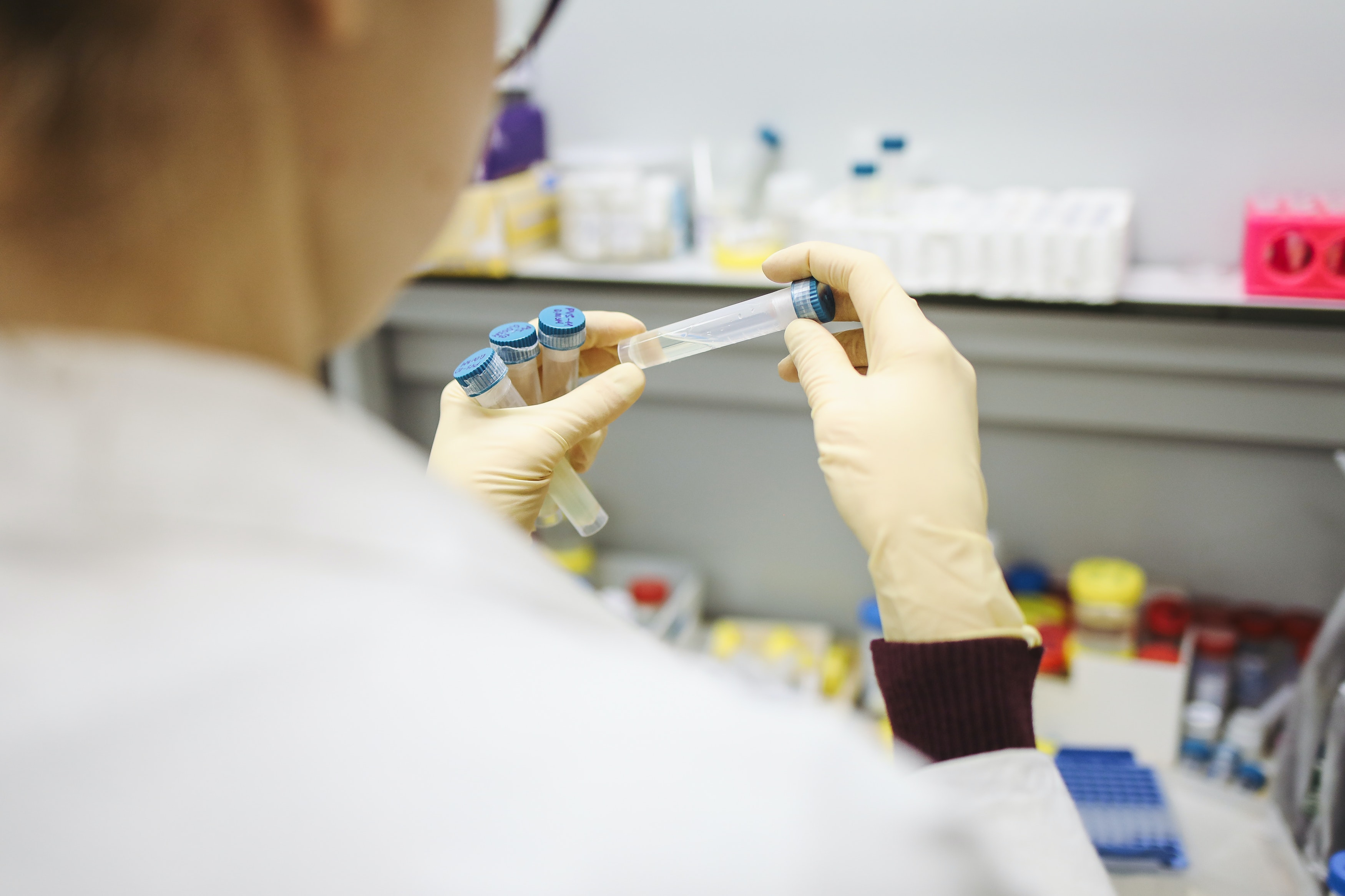 Moderna asegura que su vacuna contra el coronavirus genera anticuerpos en personas mayores