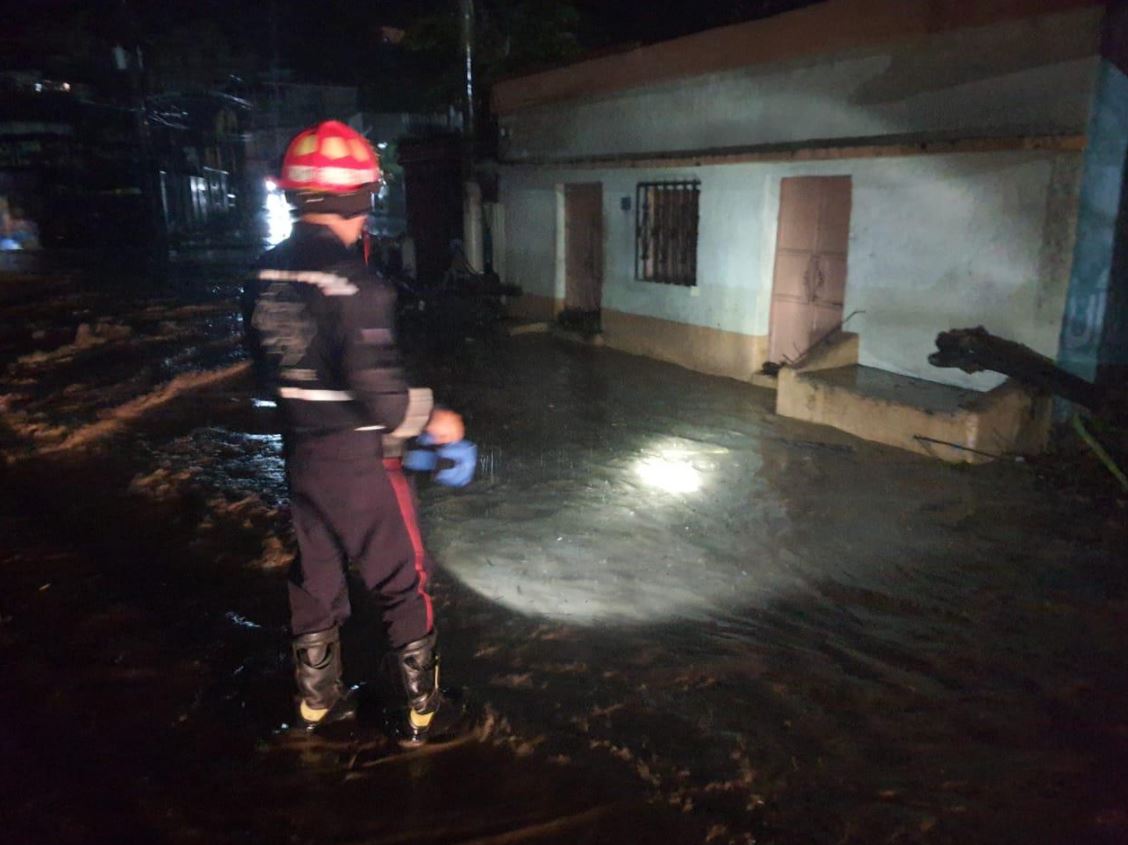 El agua llegó a 1 metro de altura: se desbordá río Las Tunas en Sanarate e inunda 15 viviendas