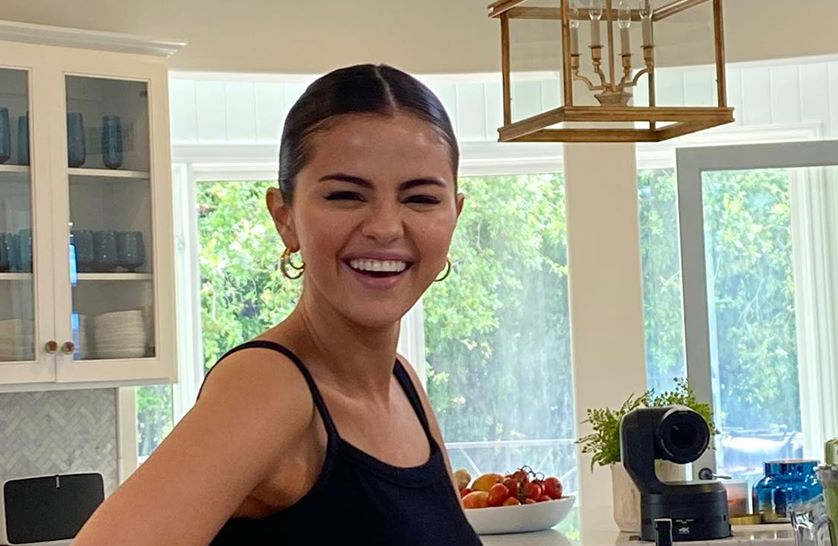Selena Gómez muestra la cicatriz que le quedó tras su trasplante de riñón y afirma que “todos los cuerpos son hermosos”