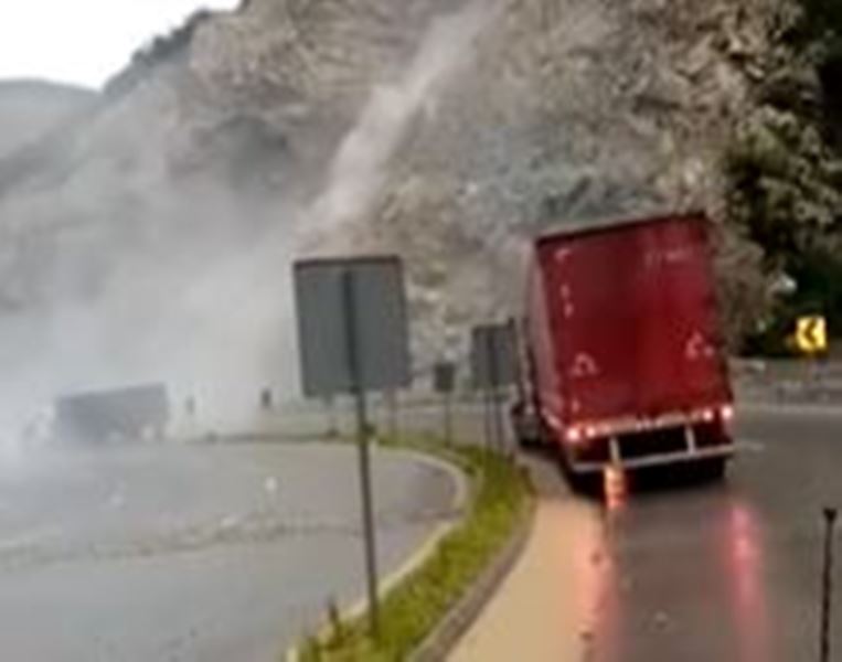 Video: El momento en que rocas y piedras se desprenden sobre la ruta al Atlántico