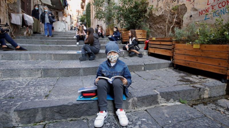Educación en pandemia: los maestros que hacen frente al coronavirus dando clases en las calles y balcones de Nápoles