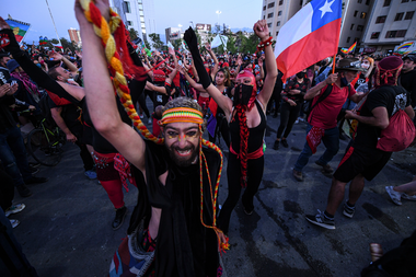 Chile aprueba con mayoría redactar una nueva Constitución y festejan en las calles