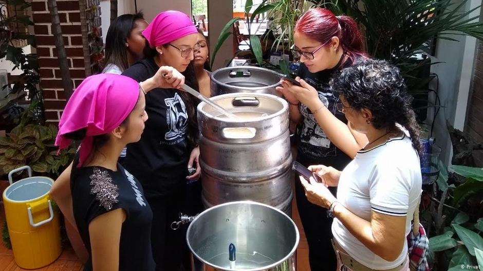 Mujeres cerveceras en acción: agua, malta, lúpulo, levadura y ¡salud!