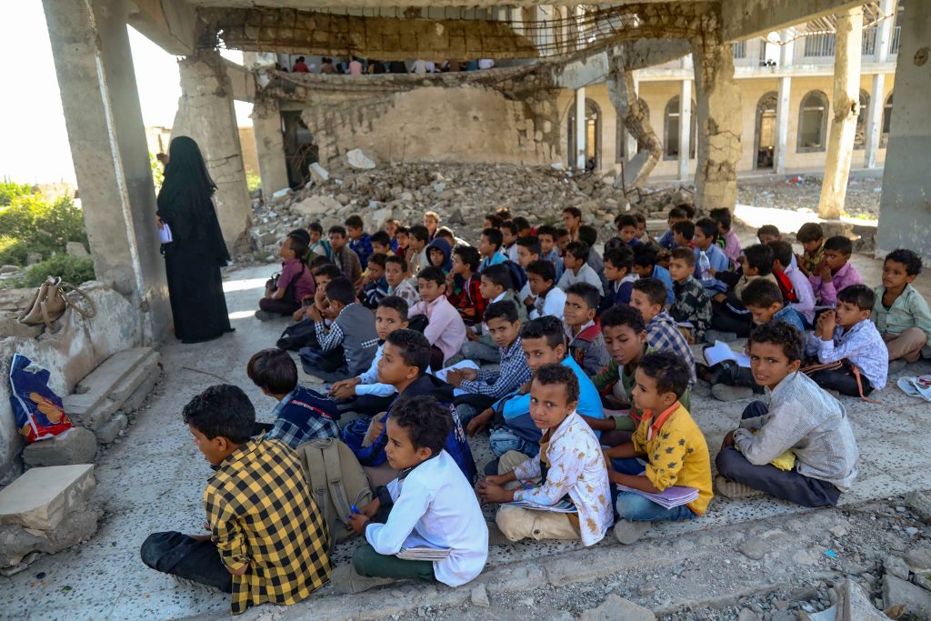 Las desgarradoras imágenes de niños yemeníes retornando a clases entre escombros