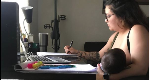 “Amamanta a tu bebé en tu tiempo libre”: la respuesta de un profesor de California a una alumna que estudia por Zoom