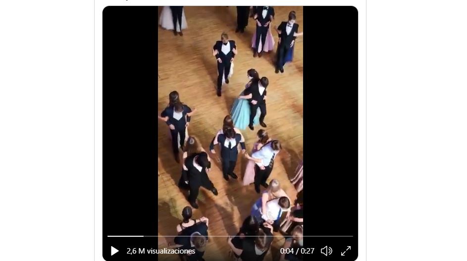 Jóvenes bailan el vals de espaldas para no contagiarse de coronavirus