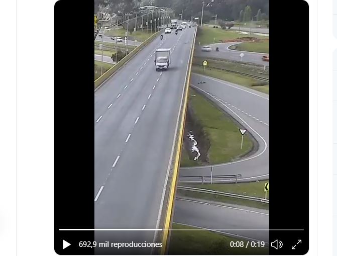 Ciclista muere al caer de un puente luego de haber sido arrollado por un camión en Colombia