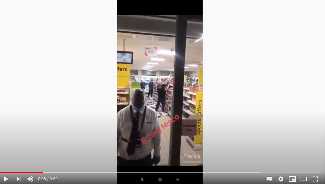 Empleados le llaman la atención por no usar mascarilla y destroza todo el supermercado