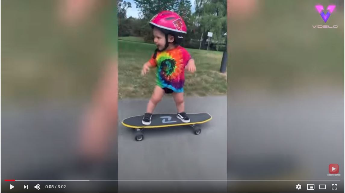 Bebé de un año se hace viral y conquista las redes por andar en patineta