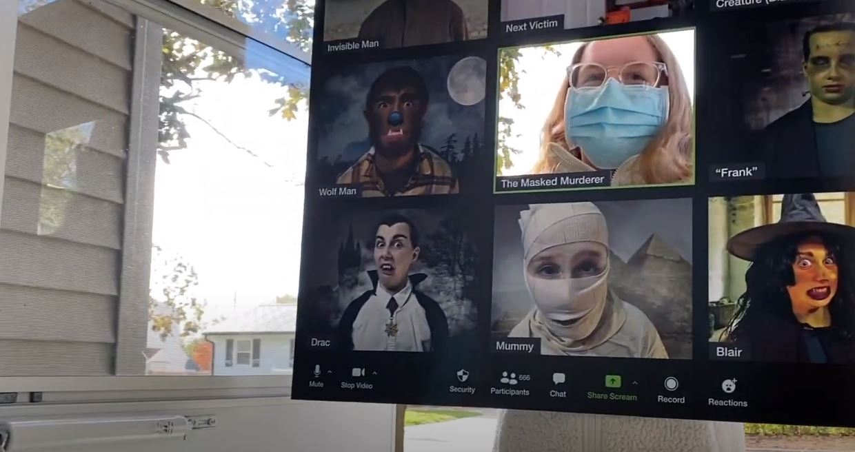 El ingenioso disfraz de Halloween inspirado en videollamada que un hombre hace para su hija