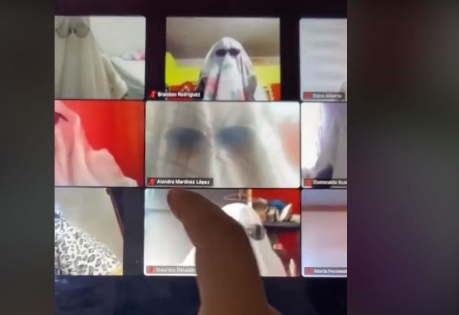 ¡Se adelantó Halloween! Alumnos asustan con disfraces a profesor durante clase en línea