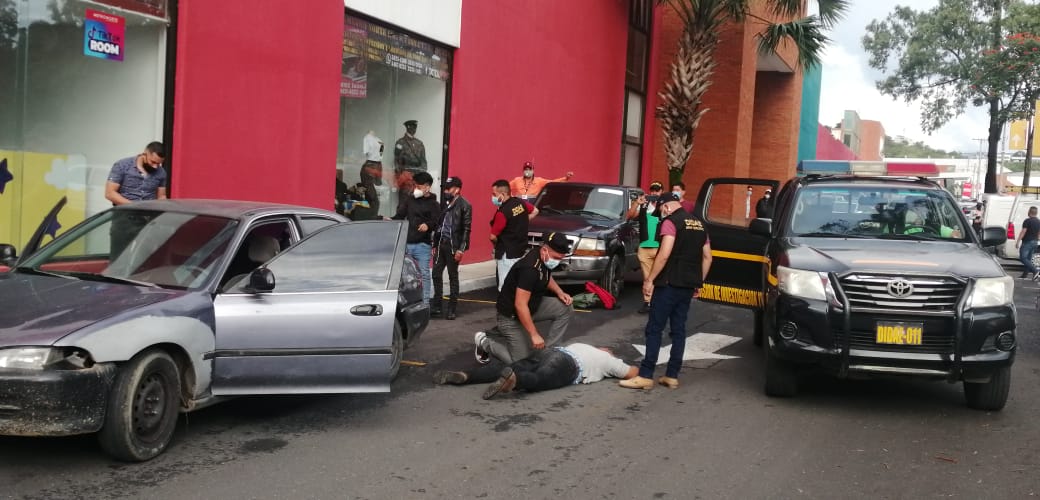 Capturan a cuatro hombres que abrían vehículos y robaban a peatones en centro comercial