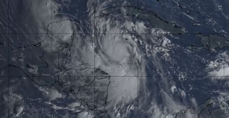 Delta continúa ganando fuerza y se espera que toque tierra en Quintana Roo como un huracán de categoría 4