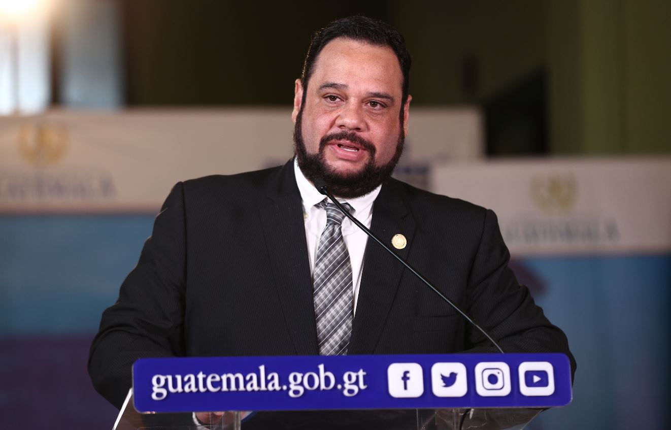Una maleta hallada en el decomiso de Q122 millones en Antigua Guatemala tenía el nombre del exministro José Benito