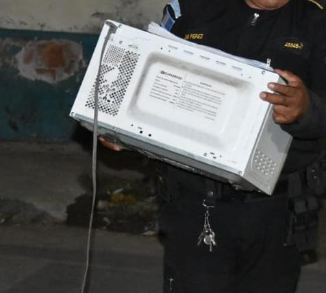 Con microondas robado bajo el brazo, capturan a un hombre que salía de una casa en Jalapa