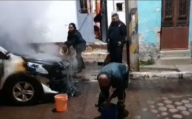 Alcaldesa toma medidas contra el coronavirus y le queman su camioneta