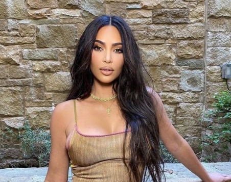 Los seis dedos de Kim Kardashian que enloquecen a las redes sociales